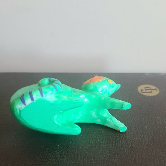 Green cat figurine. - Picture 6 of 6